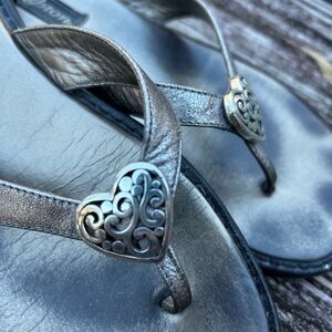 Brighton Alice thong sandals metallic leather wit heart size 7 flip flop shoes